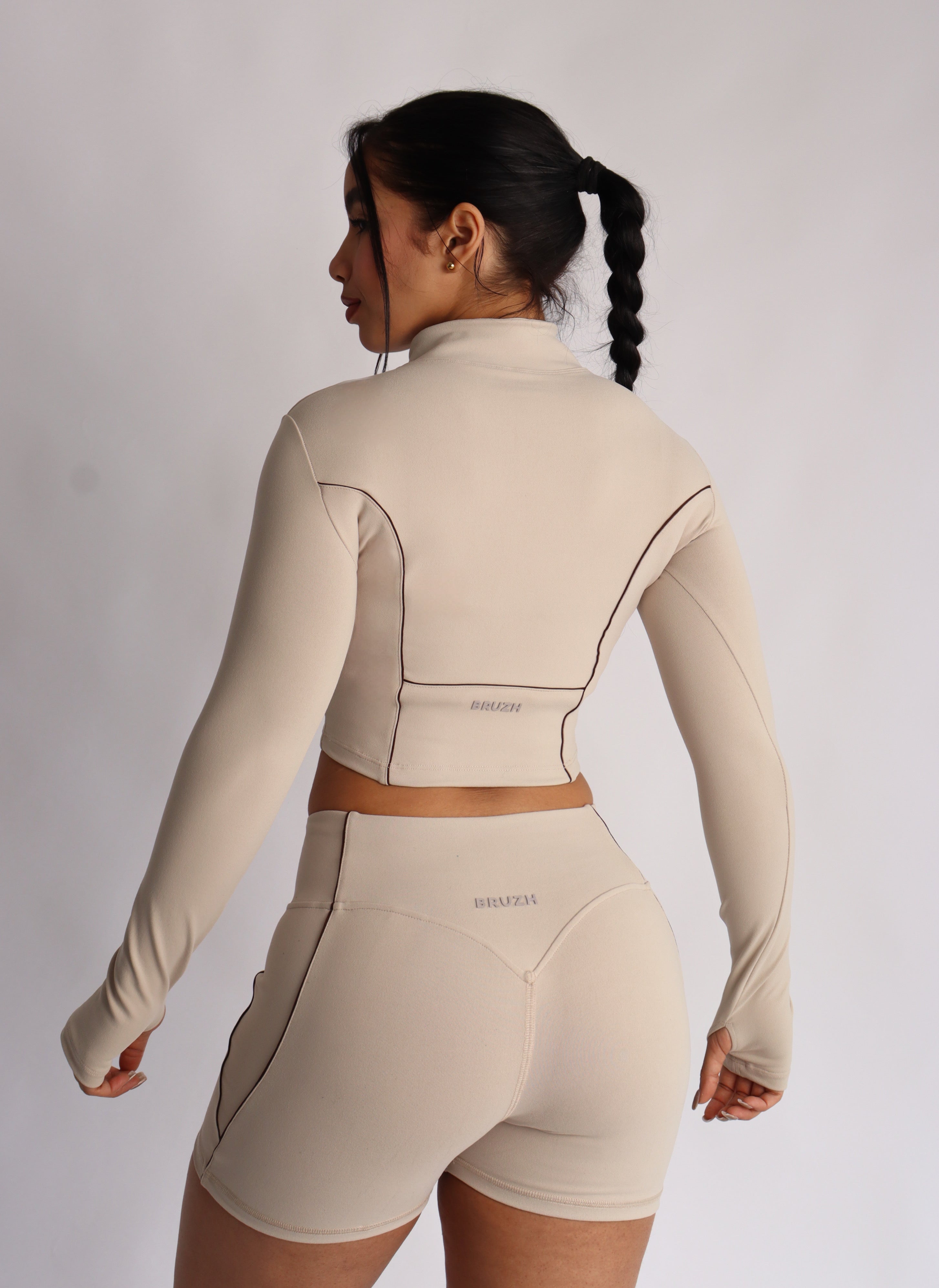 Soft beige contrast short