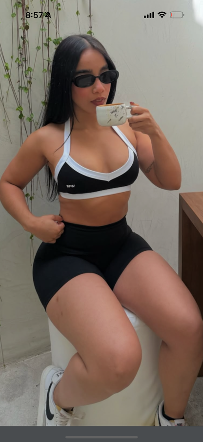 MINIMALIST BLACK TOP