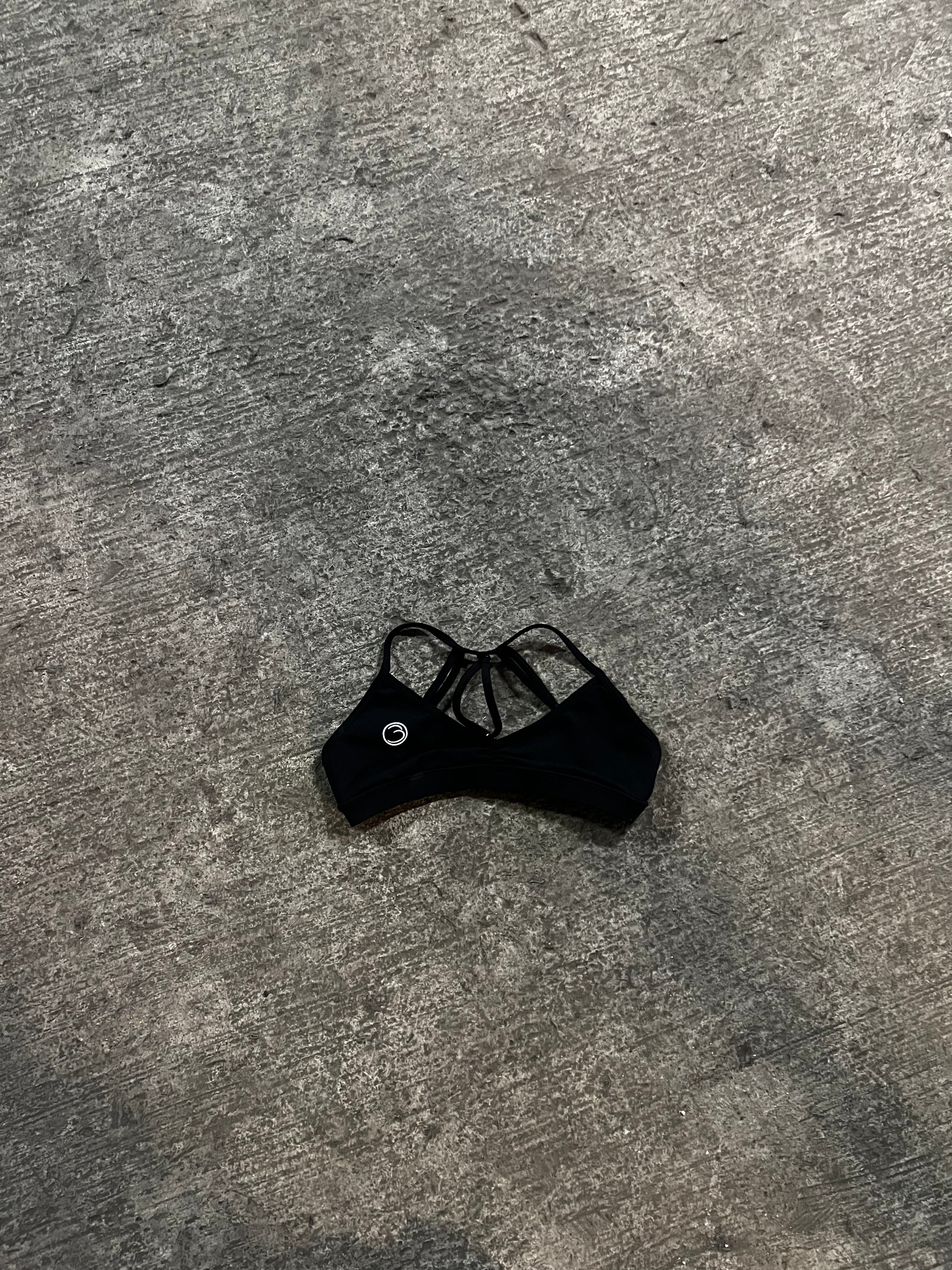 STRONGER MINIMALIST TOP BLACK