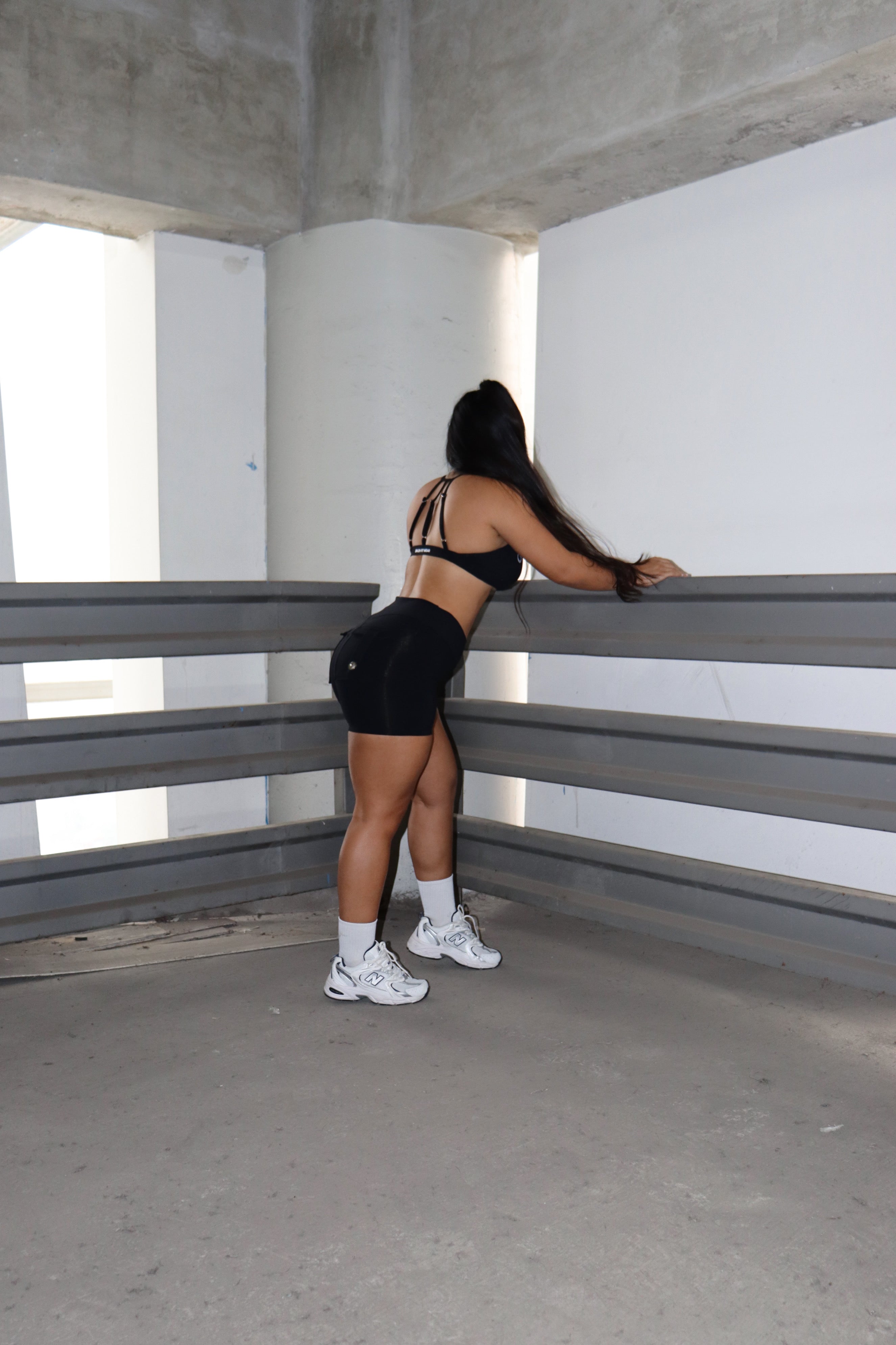 STRONGER MINIMALIST TOP BLACK